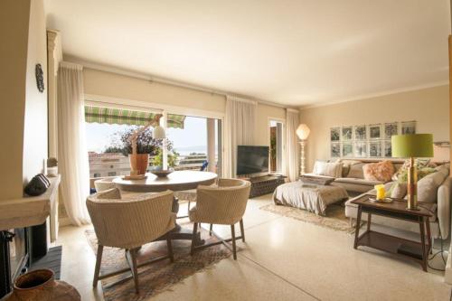 un salon avec un canapé, une table et des chaises dans l'établissement Spacious apartment in Sainte-Maxime, à Sainte-Maxime