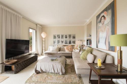 un salon avec un canapé et une télévision dans l'établissement Spacious apartment in Sainte-Maxime, à Sainte-Maxime