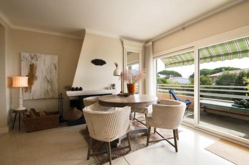 un salon avec une table et des chaises et une fenêtre dans l'établissement Spacious apartment in Sainte-Maxime, à Sainte-Maxime