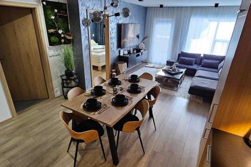 een woonkamer met een tafel en stoelen en een bank bij Flat in Akureyri in Akureyri