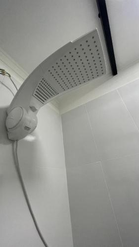 a shower head hanging from the ceiling in a bathroom at Villa Trentino Chalé Pirineus in Teodoros
