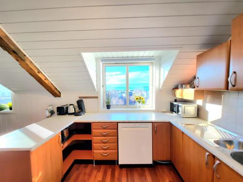 Η κουζίνα ή μικρή κουζίνα στο Sunset Penthouse, Fjord View & Parking