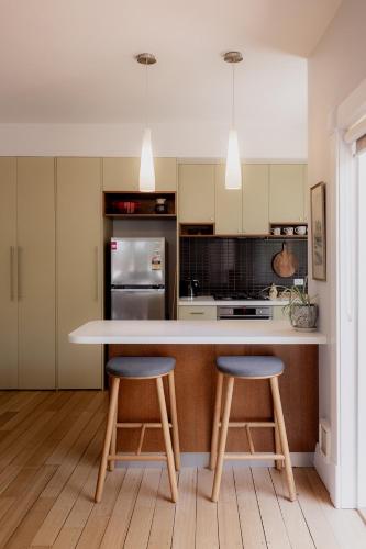 Η κουζίνα ή μικρή κουζίνα στο Spacious home near the Derwent in Sandy Bay