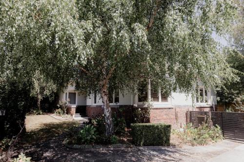 Κήπος έξω από το Spacious home near the Derwent in Sandy Bay