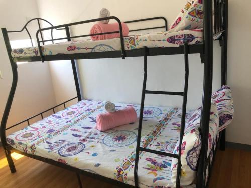 Poschodová posteľ alebo postele v izbe v ubytovaní Janet Apartment & Transient house
