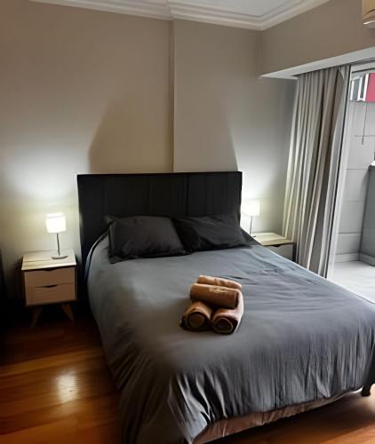 ブエノスアイレスにあるLuxury Apartment in Recoletaのベッドルーム1室(ベッド1台、タオル2枚付)