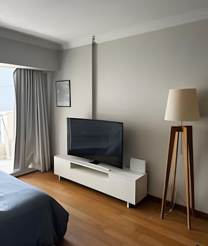 een slaapkamer met een flatscreen-tv op een witte kast bij Luxury Apartment in Recoleta in Buenos Aires