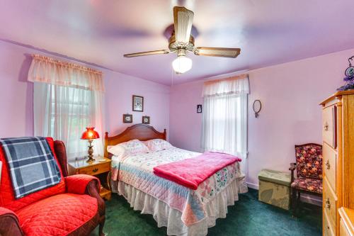 ein Schlafzimmer mit einem Bett und einem Stuhl in der Unterkunft Charming West Mifflin House - 3 Mi to Kennywood! in West Mifflin