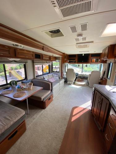 Χώρος καθιστικού στο MEET THE FOCKERS , American RV in Lansdown, Bath