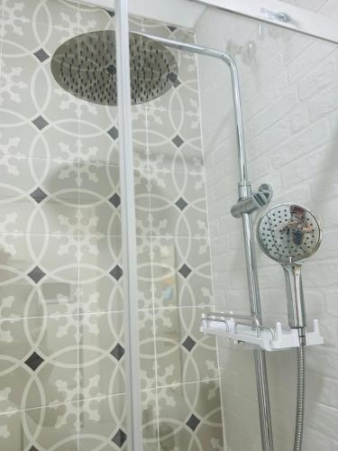 a shower with a glass door in a bathroom at SOTAVENTO Salmarina in Sanlúcar de Barrameda