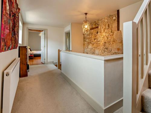 um escritório com uma parede de pedra e um corredor em 6 Bed in Ventnor 94745 em Wroxall