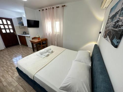 Un dormitorio con una cama grande y una cocina. en Anel Studios, en Vlorë
