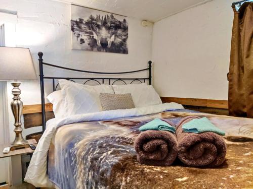 1 dormitorio con 1 cama con toallas en Wolf's Cabin-Walk to Downtown Noblesville, en Noblesville