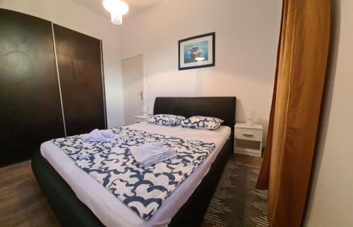 Ένα ή περισσότερα κρεβάτια σε δωμάτιο στο Apartmani B&S