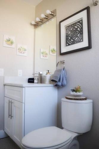 a bathroom with a white toilet and a mirror at Modern 2 bed in Westminster in Westminster