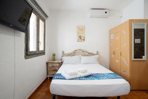 a bedroom with a bed with two towels on it at Loft con encanto in L'Ametlla de Mar