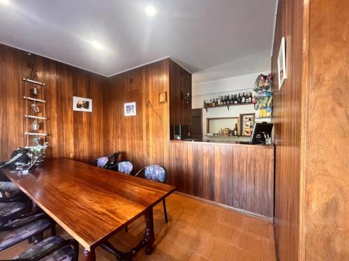 Pensão Repouso do Peregrino في باريديس دي كورا: غرفة طعام مع طاولة وكراسي خشبية