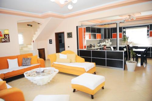 Ruang duduk di Villa Skendo