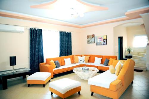 Ruang duduk di Villa Skendo