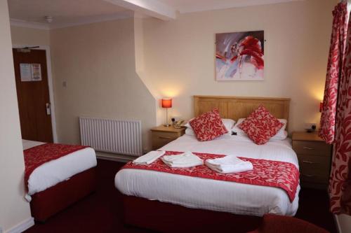 Un pat sau paturi într-o cameră la Bournemouth Sands Hotel