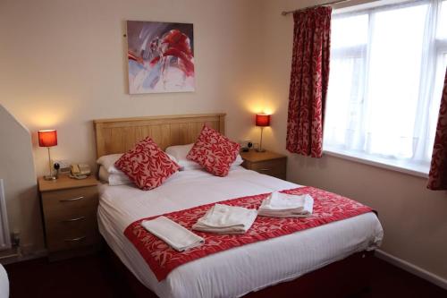 Een bed of bedden in een kamer bij Bournemouth Sands Hotel