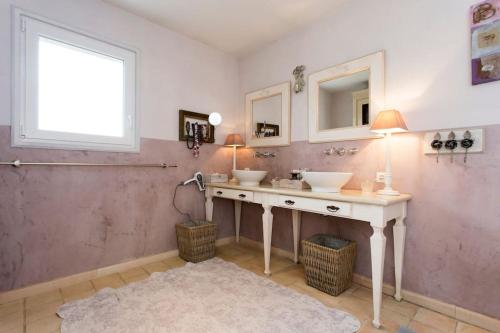 une salle de bain avec deux lavabos et une fenêtre dans l'établissement Maison calme 160m2 (1,8km plage), à Messanges