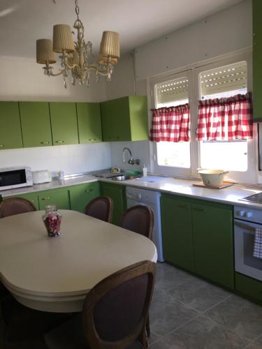 Dapur atau dapur kecil di Chalet Camino Verde - PUENTEDEY