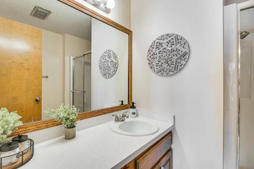 un baño con lavabo y espejo en Grand Lake Views and Fire Pit Monkey Island Home!, en Afton