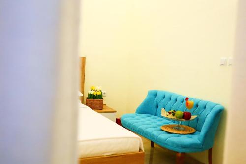 une chaise bleue avec un bol de fruits dans la chambre dans l'établissement Thassion-ikea Jacuzzi private villa, à Astris