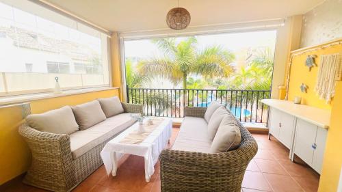 sala de estar con sofá y mesa en Laderas del Palmar Luxury, en Palm-mar