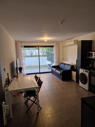 un salon avec un canapé et une table dans l'établissement T2 stade vélodrome, à Marseille