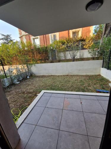 - une vue sur la cour avec un bâtiment dans l'établissement T2 stade vélodrome, à Marseille