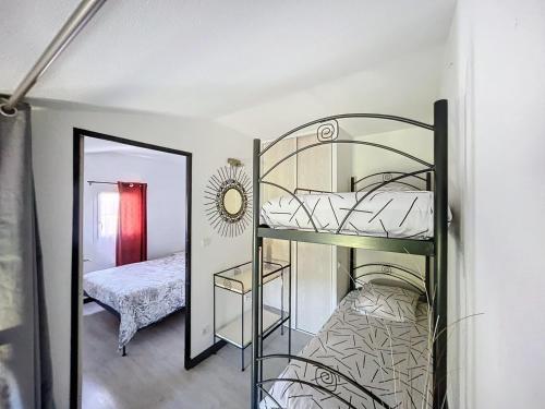1 dormitorio con litera y espejo en Chez Christelle et Norbert en Gallargues-Le-Montueux