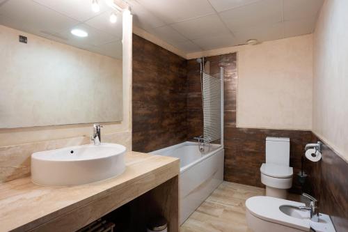 uma casa de banho com um lavatório, um WC e uma banheira em Apartamento Pepi em L'Ametlla de Mar