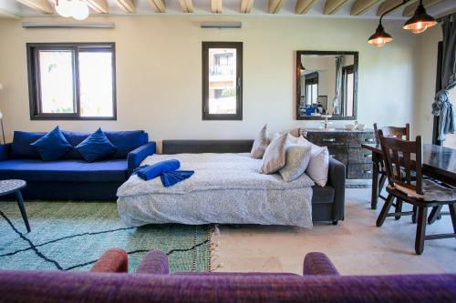 sala de estar con sofá y mesa en Solarium Retreat - Marrakech, en Dar Caïd Layadi