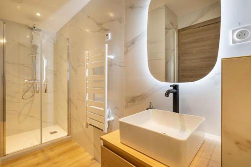 Ένα μπάνιο στο BRP Cannes Center,Top floor Luxurious house,8 bed