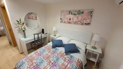 Bedroom with private bathroom in the city center, next to the subway