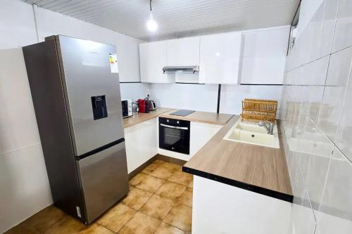 Cuisine ou kitchenette dans l'établissement Maison côtière aux Anses-d'Arlet avec vue mer et jardin
