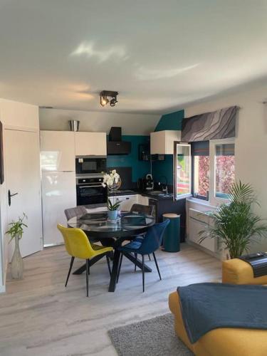 une cuisine et une salle à manger avec une table et des chaises dans l'établissement Résidence Belle Vue, à Boulogne-sur-Mer