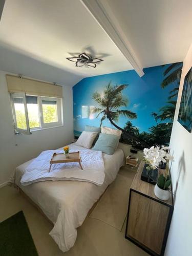 - une chambre avec un lit et une fresque murale de palmiers dans l'établissement Résidence Belle Vue, à Boulogne-sur-Mer