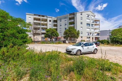 Di Di Taj Apartment with large balcony and BBQ