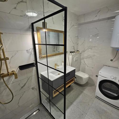 ein Badezimmer mit Waschbecken und Toilette in der Unterkunft SunN Joy in Kaštela