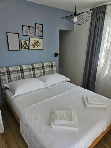ein Schlafzimmer mit einem großen Bett, auf dem zwei weiße Handtücher liegen in der Unterkunft SunN Joy in Kaštela