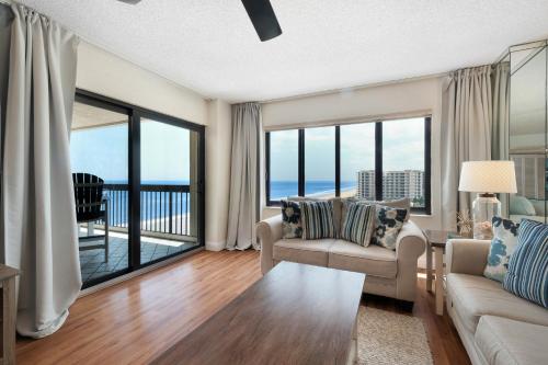 uma sala de estar com vista para o oceano em Sunrise beach views with top complex amenities and pool access! em Ormond Beach