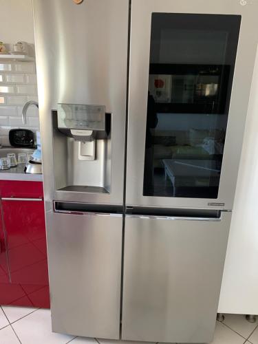 - un réfrigérateur en acier inoxydable dans la cuisine dans l'établissement Droit au but!!, à Marseille