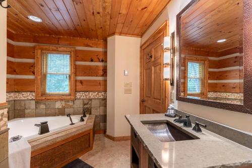 un baño con bañera y lavabo en Cari's Rivers Edge, en Valle Crucis