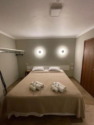a bedroom with a bed with two towels on it at Hotel Fazenda Santa Monica in Louveira