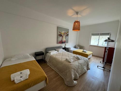 Tempat tidur dalam kamar di Almada big flat next To Lisbon and Caparica beach