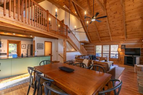 comedor y sala de estar con techo de madera en Happy Trees Cabin, en Laxon
