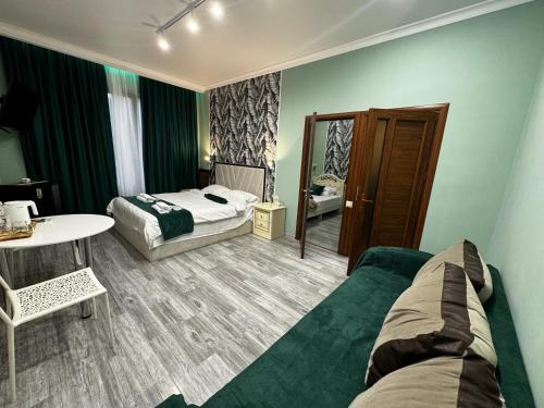 Postel nebo postele na pokoji v ubytování Aghdepat Hotel